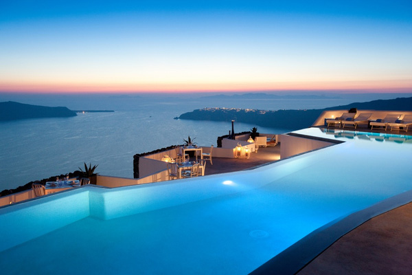 Đến với khách sạn The Grace Santorini, Hy Lạp bạn sẽ được chào đón bằng một bữa tối lung linh dưới ánh hoàng hôn với một bên là biển, một bên là bể bơi sang chảnh.